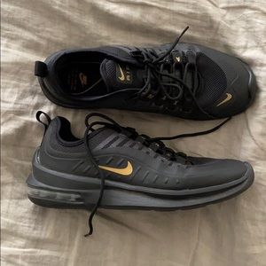 Nike air max axis black metallic gold